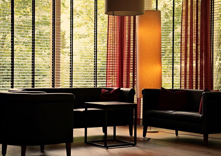 Je čas vyriešiť tienenie. Možnosťou sú hliníkové žalúzie aj vonkajšie rolety